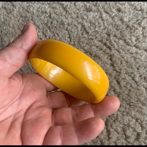 1950s Oblong Egg Yolk Bakelite Bangle - Picture 3 of 4